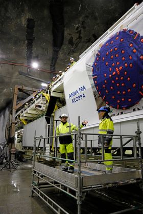 DAME MED DRIV: Anna fra Kloppa er på plass nede under bakken. Nå er hun klar til å jobbe!