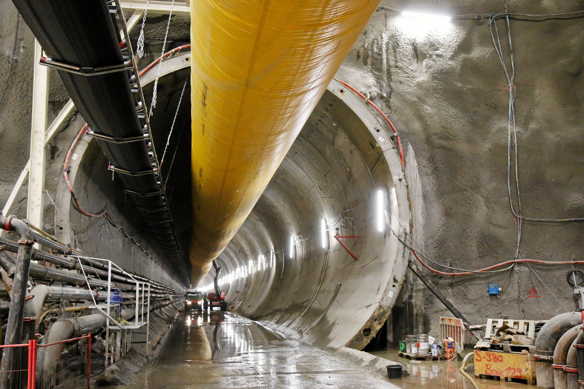 SLIK BLIR DET. Tunnelkledningen monteres like etter at fjellet er boret ut. Hver ring ed 1,8 meter bred, 9,55 meter høy og 40 centimeter tykk. En ring veier 51,6 tonn og består av syv betongelementer på ni tonn.