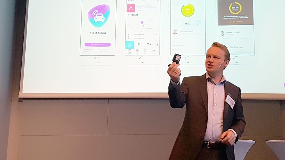 Jon Christian Hillestad i Telia Norge viser frem Telia Sense, en liten modul som gjør om en vanlig bil til en «smart» bil.