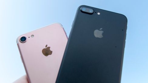 iPhone 7 Plus (t.h.) er årets mobiltelefon. Lillebror til venstre.
