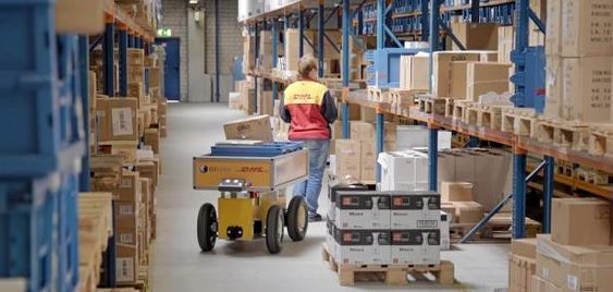 Robotvognen øker produktiviteten og assisterer terminalarbeideren.Foto: DHL.
