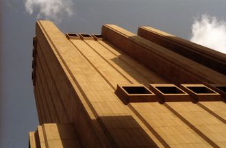 Navnet «de lange linjers bygning» bærer den godt. Linjene brytes bare av noen massive utstikkende ventilasjonsluker i øverste 29. etasje og lenger ned i tiende.