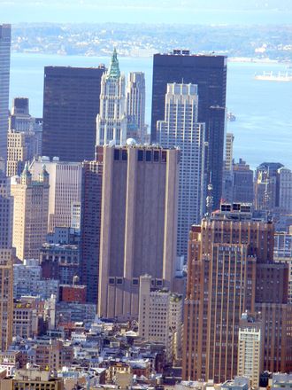 Den anonyme betongkolossen er den eneste skyskraperen i New York uten vinduer. Taket huser også satellittantenner og den eneste jordstasjonen AT&T opererer i storbyen.