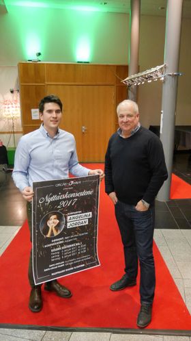 GLEDER SEG: Magne Braaten og Jørgen Rüsswurm på den røde løperen i Kolben. Her skal det strømme på med gjester til nyttårskonsertene, som snart er utsolgt!