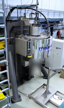 Dynatecs silisiumreaktor montert på Institutt for energiteknikk for testing. Den har en kapasitet på 80 tonn, produksjonsversjonen får 250 tonn.