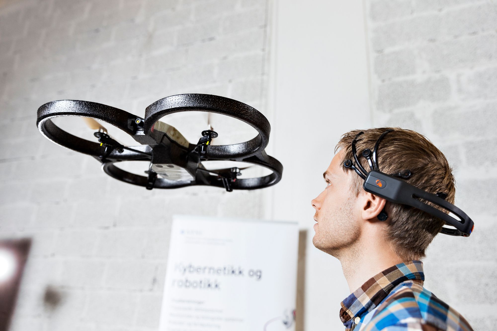 Stipendiat Atle Rygg styrer denne dronen med ansiktsbevegelser.