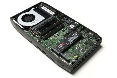 Her er Intel NUC6i7KYK med to minnemoduker og en M.2-SSD installert.