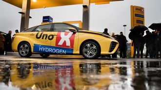 Uno-X åpnet sin første hydrogenstasjon i forrige uke. Her er én av sju norskregistrerte Toyota Mirai ved pumpa.