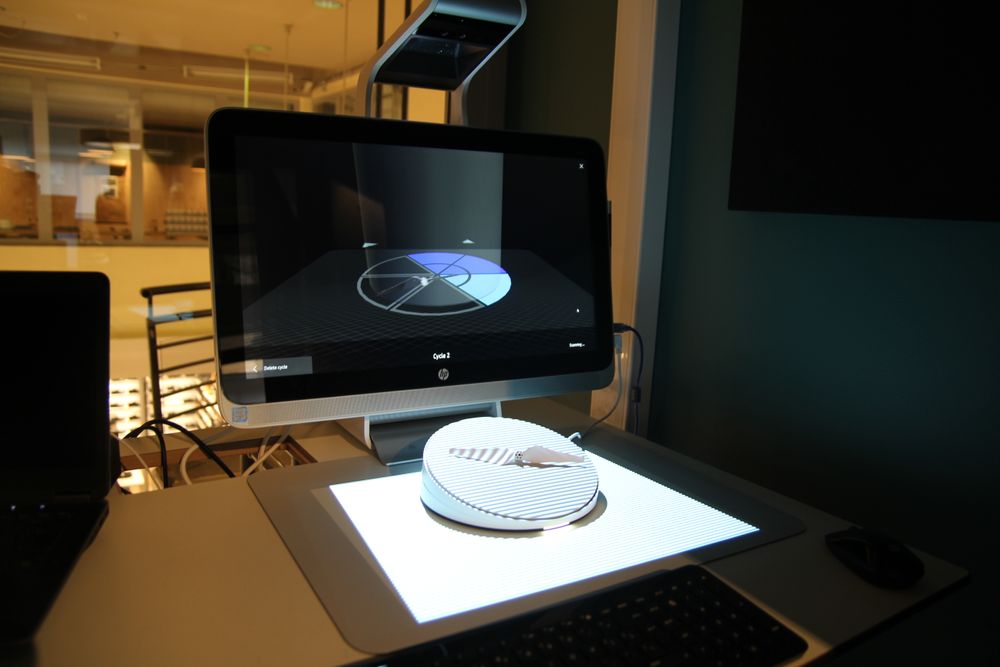 HP Sprout i ferd med å skanne propellen på capture stage, som roterer trinnvis slik at alle sider skal bli inkludert.