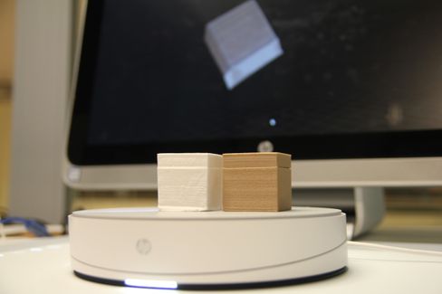 Til høyre er vår originale boks med avtagbart lokk, som vi har funnet på Thingiverse og skrevet ut med Wanhao Duplicator I3 V2.1. Den hvite klossen til venstre er den skannede versjonen av den brune boksen, skrevet ut på Dremel 3D40. Vi måtte trimme den litt i Meshmixer for å få den til å ligne mest mulig på originalen, og dette er vårt beste resultat.