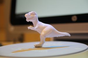 En av eksempelmodellene som leveres ferdig skannet med HP Sprout. Fordi det ikke lot seg gjøre å tilføye støtteunderlag i Autodesk Print Studio, endte dinosauren opp med et ben som knakk like under kneet. Vi har skrevet den ut på Dremel 3D40 som vi har lånt fra Clas Ohlson.