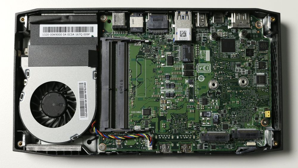 Rett ved vifta har vi plass til RAM-modulene, mens det er gjort plass til to M.2-SSD-er på høyre side.