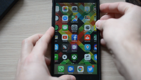 Telefonen låser seg helt noen sekunder etter at videoen er spilt, og krever en hard omstart.