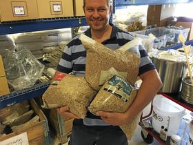 TATT PÅ KORNET: Daglig leder Erik Schønsee hos Bryggselv på SOfiemyr opplever en sterk interesse for å lage eget juleøl.