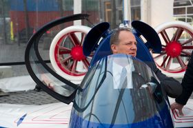 POSITIV: Samferdselsminister Ketil Solvik-Olsen sier han er mer enn full av velvilje når det kommer til elfy.