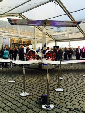 GODT OPPMØTE: Mange skuelystne har beundret E-Fan på Youngstorget i dag.