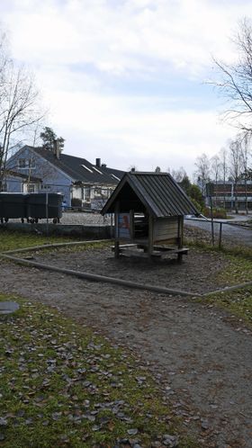 SKAL OGSÅ VEKK: Også dette lekehuset skal bort.
