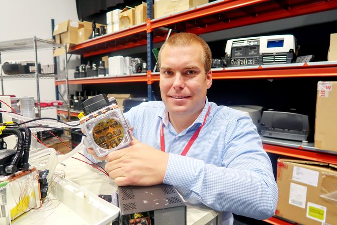 Laserlyskilde: Produkt- og utviklingsdirektør Kristian Kolstad viser frem den avanserte laserbaserte lyskilden ingeniørene i Fredrikstad har utviklet.