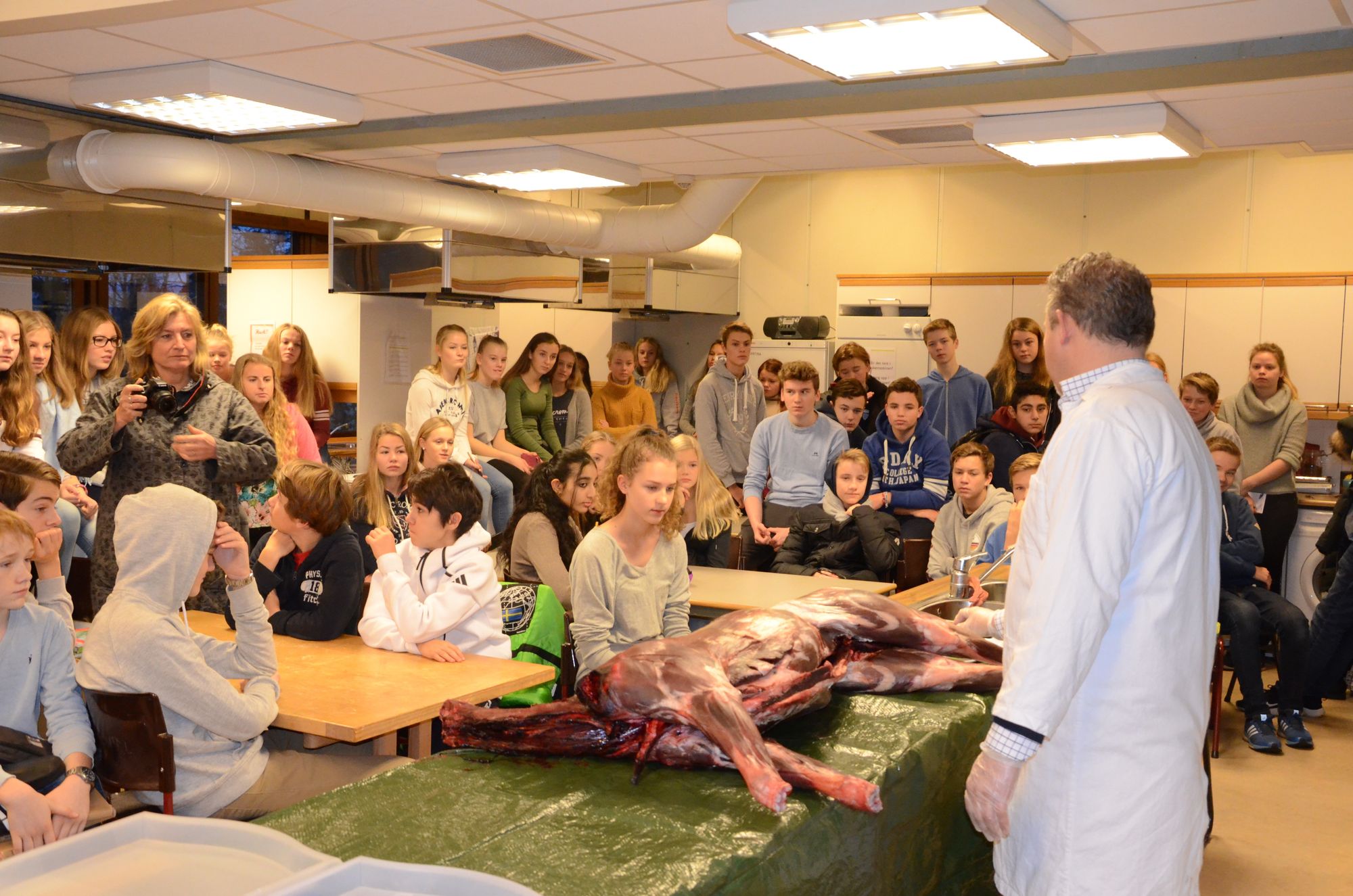 EN ANNERLEDES SKOLETIME: Niendeklassingene på Sofiemyrtoppen skole fikk seg en interessant time da foredling av selvskutt mat sto på menyen.