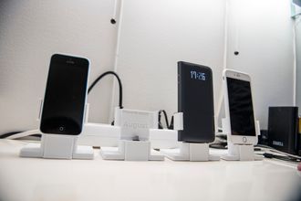 Denne dockingstasjonen har Solheim designet og printet ut selv. Den er modulbasert, slik at den enkelt kan tilpasses forskjellige telefoner.