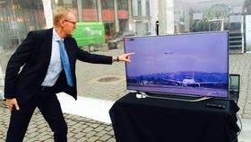 LIVE-OVERFØRING: Airbus-ingeniør Nils-Martin Hansen fulgte engasjert med da A350-1000 tok av fra Toulouse.