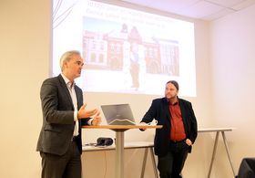 Sjefredaktør Eivind Ljøstad i Fædrelandsvennen sammen med journalist Tarjei Leer-Salvesen under en pressekonferanse da de presenterte utvidelsen av verktøyet i Oslo Media House.