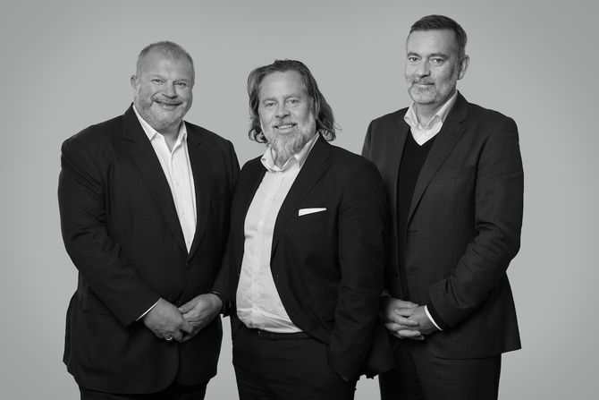 SENIORENE: Kruse Larsen har ansatt en håndfull unge rådgivere det siste året, men har også mye erfaring. Her, fra venstre: Partner Bjarne Håkon Hanssen, nyansatt seniorrådgiver Arve Øverland - og daglig leder Jan-Erik Larsen. (Foto: Espen Solli / Kruse Larsen)