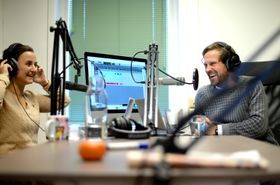 Stig Arild Pettersen sammen med Kari-Rolfsjord i podkast-studioet hos Oslo Media House.