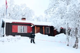 Ved denne hytta i Valdres ble en 13 år gammel jente funnet død nyttårsaften. Den 154,5 centimeter høye jenta veide da 21 kilo.