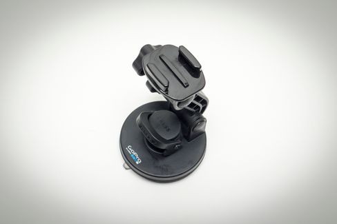 Det finnes mange alternativer, men hvis du skal plassere den på utsiden av bilen bør du gå for en stor sugekopp med samme festemekanisme som denne fra GoPro.