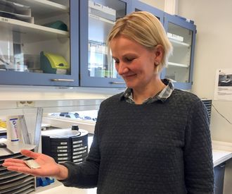 Energielement: Marianne Engvoll leder Skatech-selskapet TEGma som utvikler termoelektriske moduler for større varmekilder. Her holder hun et element som inngår i slike moduler i hånden.