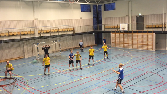 KJEMPET HARDT: Det var en jevn og tøff kamp i Hovseterhallen, men Oppegård-krigerne trakk det lengste strået.