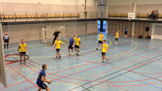 TØFF KAMP: Begge lag ga alt i kampen, men poengene ble med hjem til Østre Greverud!