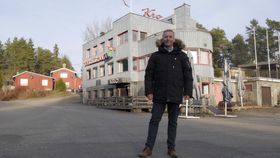TAR OSS MED PÅ VISNING: Stig Reklev i Privatmegleren Kvadrat på Kolbotn gir oss en privat omvisning inne på Tyrigrava.