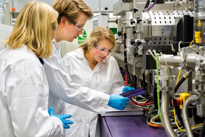 Sol-laben på Kjeller: IFE-forskerne Josefine Selj, Halvard Haug og Guro Marie Wyller i solcellelaberatoriet på Kjeller, ett av de sentrale laboratoriene i Norsk forskningssenter for solcelleteknologi.