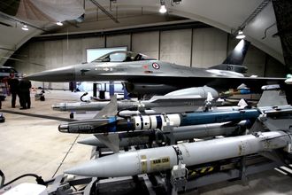 Tidligere og nåværende F-16-missiler: AIM-120A Amraam (nærmest), AIM-9L Sidewinder og Iris-T.