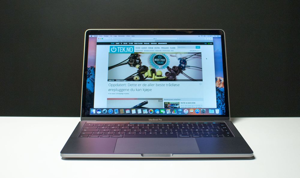 Nye MacBook Pro 13 med Touch Bar i Stellargrå utførelse.
