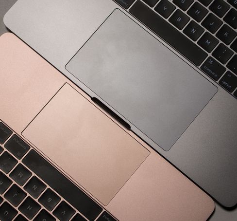 Pekeplaten har blitt omtrent dobbelt så stor som hos MacBook Pro 2015. Her sammenlignet med MacBook 2016, som også byr på en stor pekeplate.
