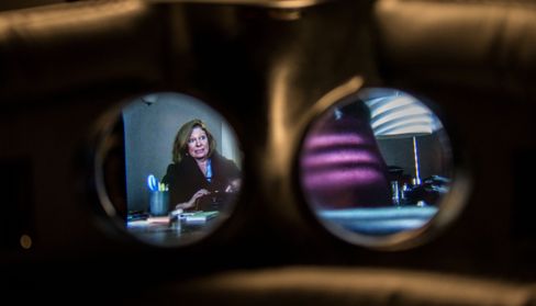 I motsetning til VR-briller blir ikke mobilbildet delt i to, slik at begge øyne kan se hele innholdet på skjermen.