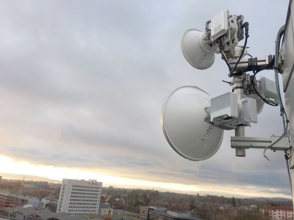 Snart er omkampen om regler for auksjon av radiolinjefrekvenser over. Nye regler sendes nå på høring, nesten ett år etter at reglene ble fastsatt. Bildet er fra en radiolinje på toppen av Telias bygg i Oslo.