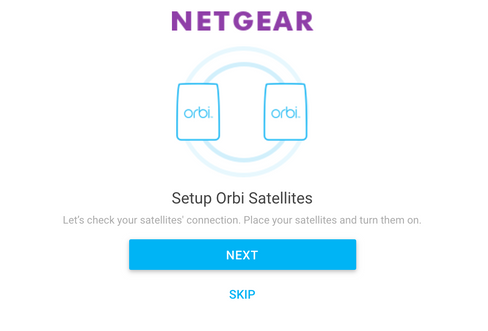 Så fort du kobler opp systemet, søker oppstartshjelperen opp satellitten. Denne er prekonfigurert, slik at du ikke trenger å gjøre noe annet enn å koble til strøm for at det skal funke.