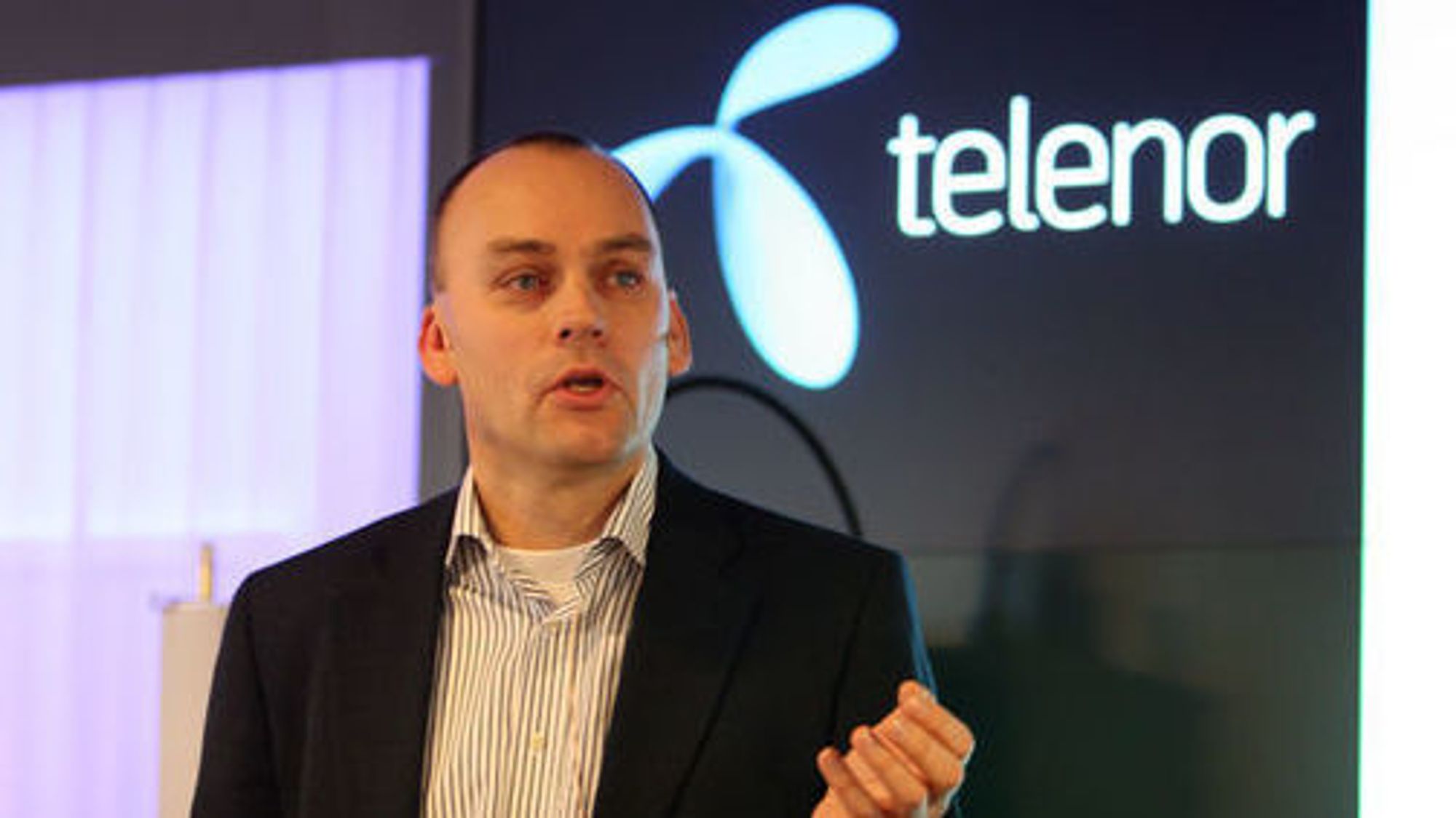 Mobilsjef Bjørn Ivar Moen i Telenor taper stadig kunder. De fleste kundene som forsvinner kommer fra en villet strategi om å få færre av de misnt lønnsomme kontantkortkundene.
