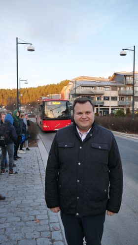 PÅ HOLDEPLASSEN: Ordfører Thomas Sjøvold mener også at takstsonene må endres lokalt i Oppegård.