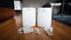 Innholdet i startpakken: Ruter, satellitt, ethernet- og strømkabler.