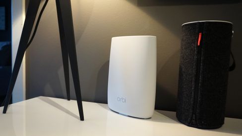 Netgear Orbi er en ruter som absolutt tåler å stå fremme, tross at den ser litt ut som en luftfrisker.