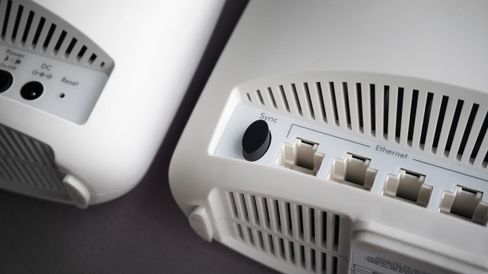 Sync-knappen kan brukes til å gjenopprette koblingen mellom ruter og satellitt om det skulle gå galt.