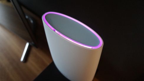 En LED-ring i toppen forteller deg om noe skulle være feil. En lilla ring betyr at ruteren ikke har forbindelse til internett.