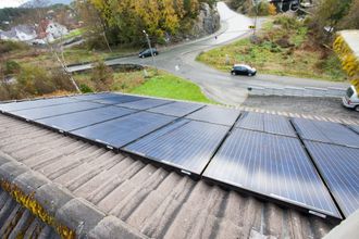 Solcellepanler fra REC installert på bolig i Bergen.