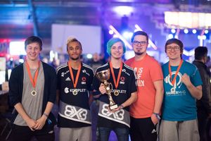 LEAGUE OF LEGENDS-VINNERE: Chris «Criiix» Gyldenås (nummer to fra venstre) og resten av League of Legends-laget til Buskerud folkehøgskole vant både hoved-BYOC og dag 2-BYOC på Dreamhack Winter.