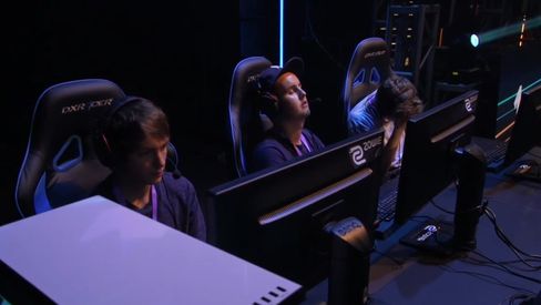 «gReazy» (i midten) og Northern Gaming var ikke helt fornøyde med tredjeplassen fra RLCS sesong en.